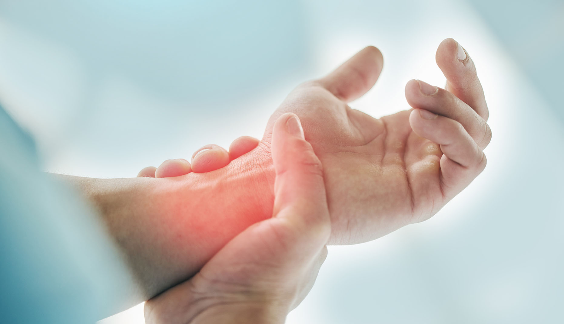 Les trois causes principales des douleurs de la main et comment les traiter